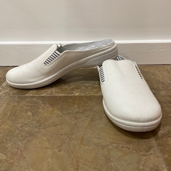 White Stag Slip on Sneaker Size 9 Color White - Picture 2 of 5